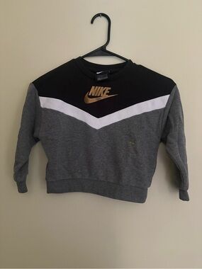 Nike Men’s Black, Grey & White Chevron Crewneck with Gold Logo